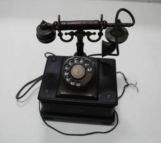缴获国民党老式拨盘电话机
