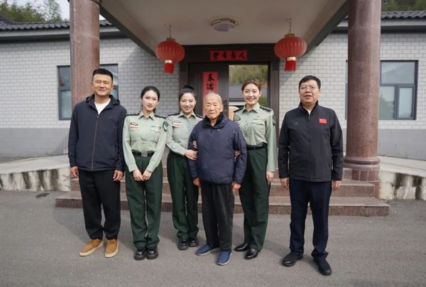致敬红色“听风者”｜看望107岁老红军胡正先
